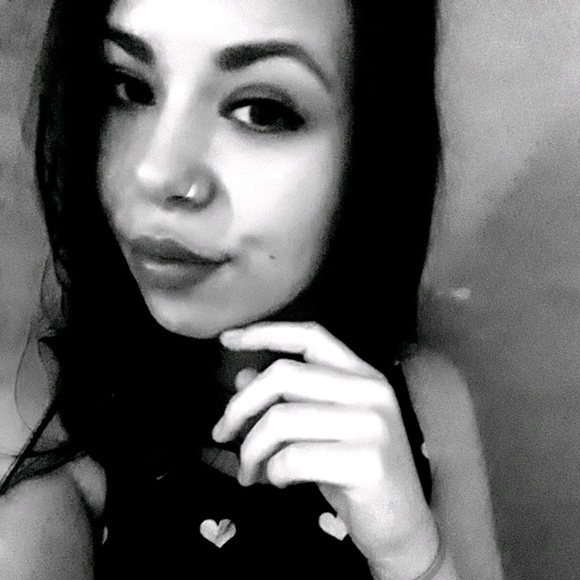 Meet your Posher, Caroline - Picture 1 of 1